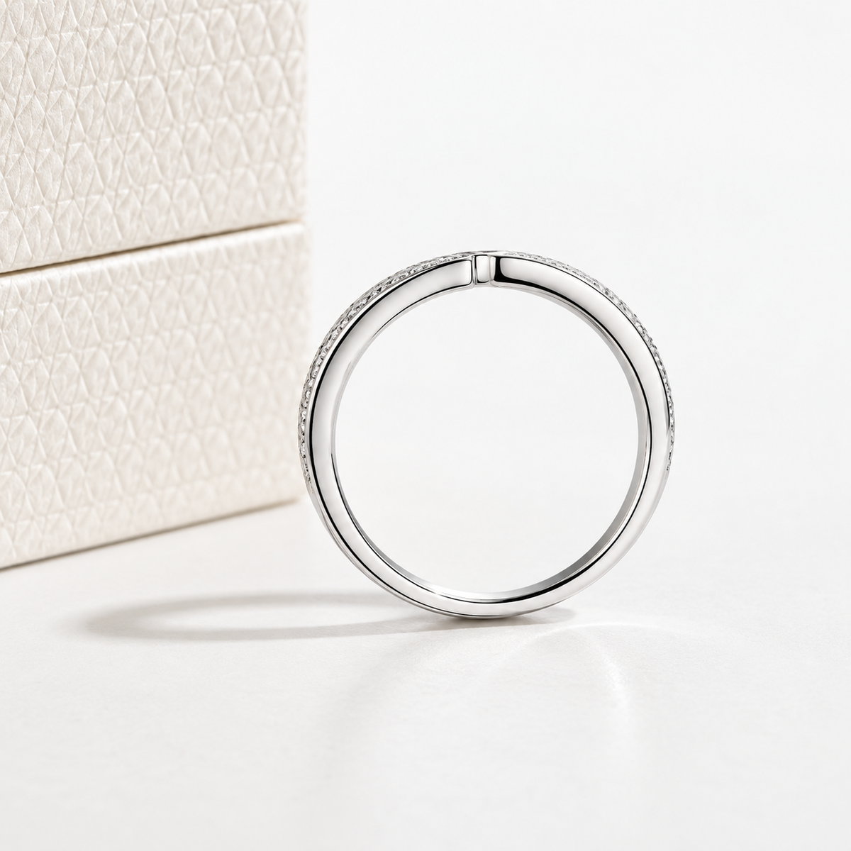 Meia Aliança Pride 50 Pontos Moissanite Banhada a Ouro 18k
