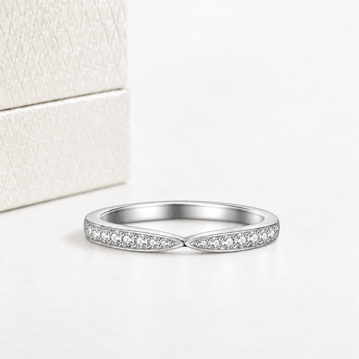 Meia Aliança Pride 50 Pontos Moissanite Banhada a Ouro 18k