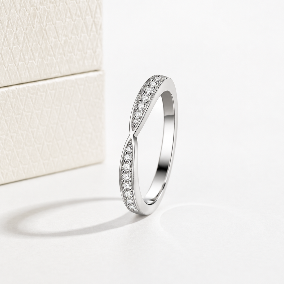 Meia Aliança Pride 50 Pontos Moissanite Banhada a Ouro 18k