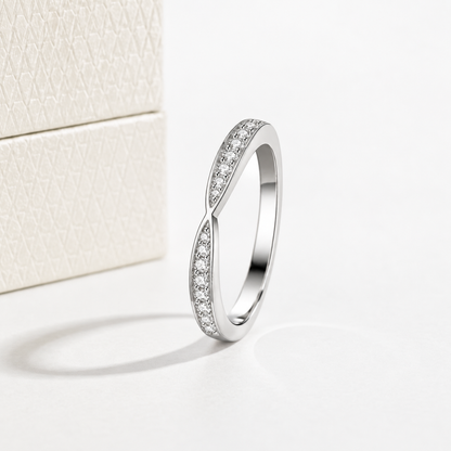 Meia Aliança Pride 50 Pontos Moissanite Banhada a Ouro 18k