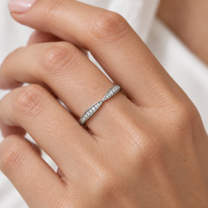 Meia Aliança Pride 50 Pontos Moissanite Banhada a Ouro 18k