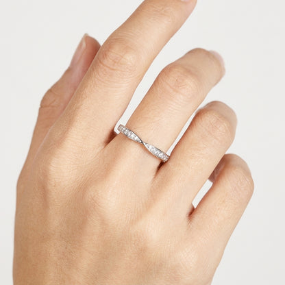 Meia Aliança Pride 50 Pontos Moissanite Banhada a Ouro 18k