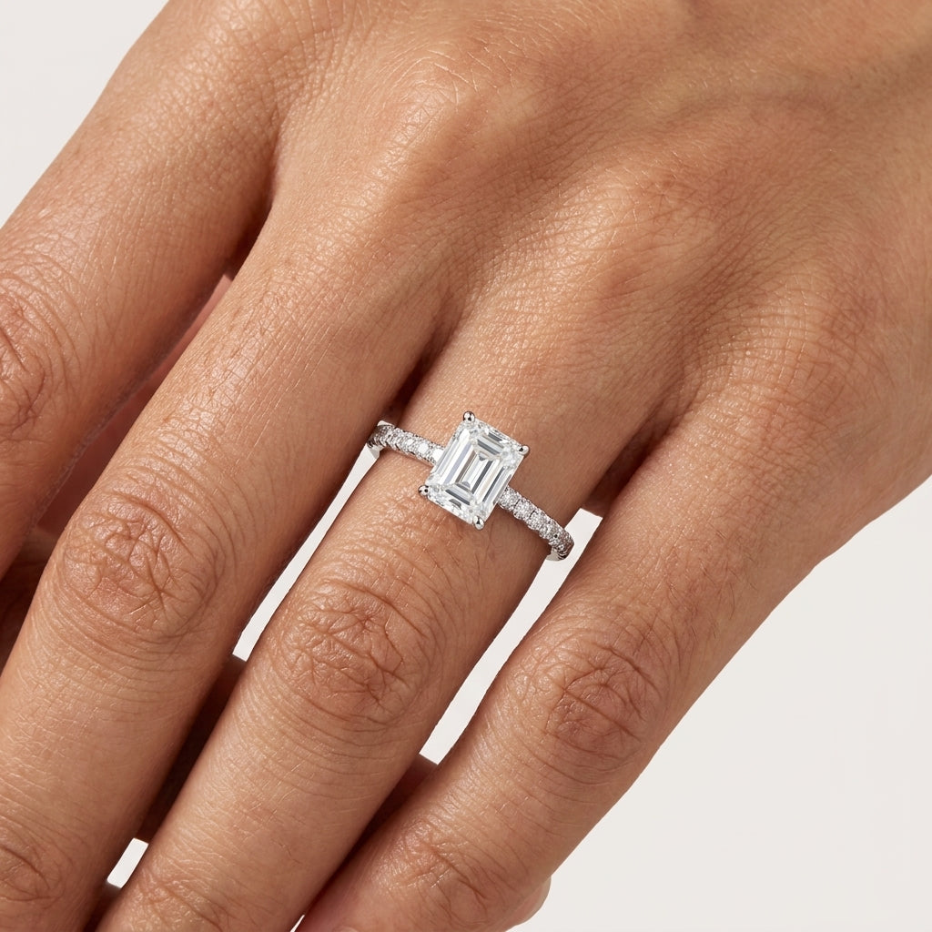 Anel Esmeralda Moissanite Cravejado Banhado a Ouro 18k