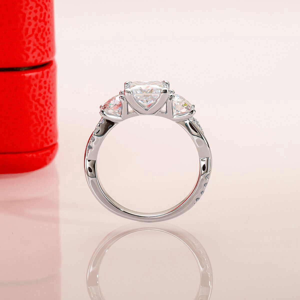 Anel Twisted Moissanite Cravejado